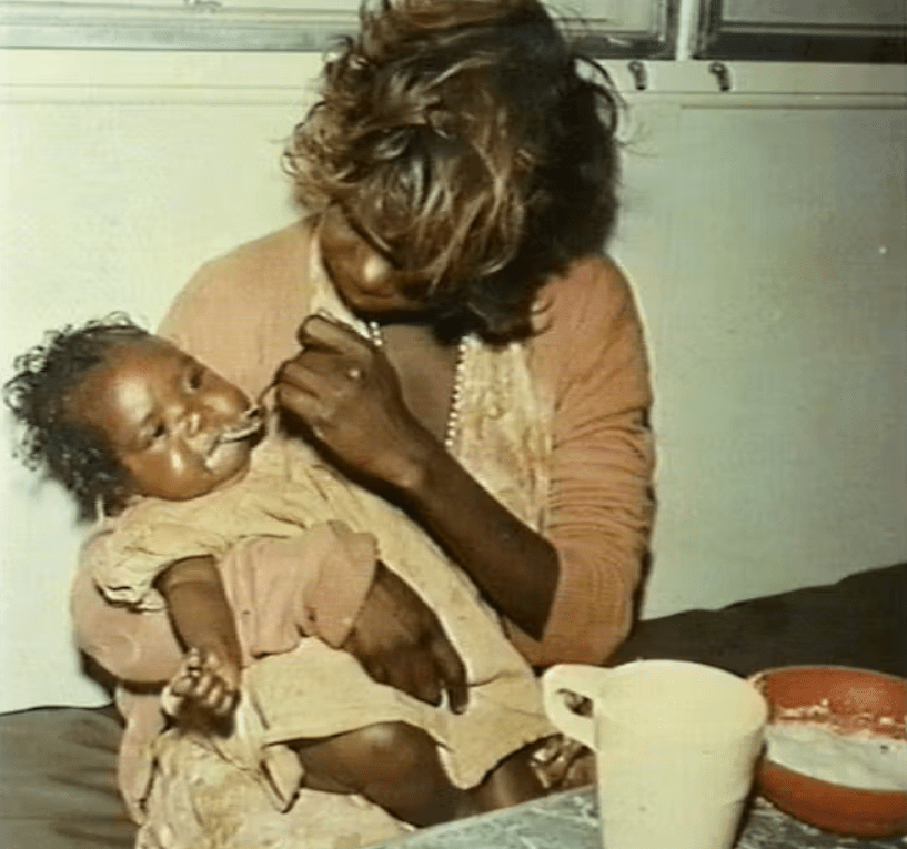 Mother and baby, Yuendumu, 1967. Family planning pilot projects went ‘quietly ahead’ on Northern Territory settlements and missions in 1968. Harry Giese Collection. Library and Archives NT.