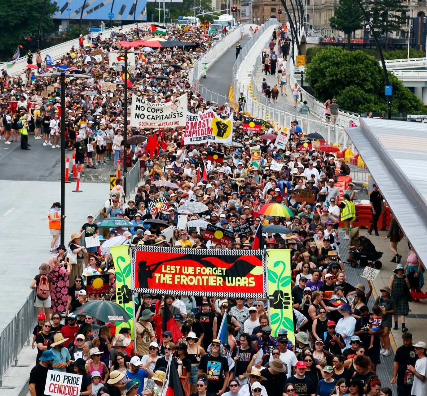 Crowds are seen walking on the Victoria bridge to Southbank in Brisbane. Credit: Twitter/X