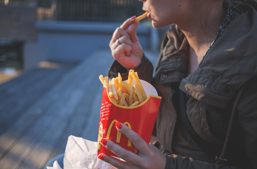 Poor dietary habits in adolescence – lots of sweets, sugary drinks or skipping breakfast – is directly linked to overusing social media, University of Queensland research has found. Credit: supplied